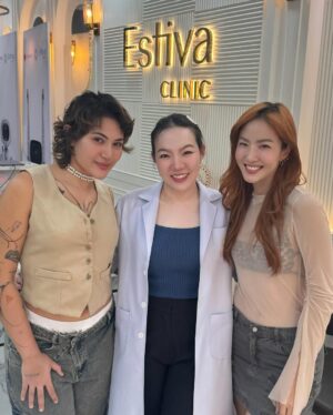 Mintita Wattanakul Instagram - พาน้องซิลไปลองของใหม่ที่ @estiva_clinic กับ #หมอกวางนางฟ้าแม่ทูนหัว คนดีคนเดิม @kwgwang มาพร้อมเครื่องใหม่ #SylfirmXplus ไม่ถึง1สัปดาห์หน้าฟูใสขึ้นแบบเว่อมาก แล้วโหดตรงทำเสร็จปุ๊บ วันรุ่งขึ้นใช้หน้าได้เลย!! แถมฉีด #Rejurun ให้น้องซิลอีกหนึ่งกรุบ รักกันแบบพี่โต พากันไปทำผิวสวยงับ @silvypavida 🥹