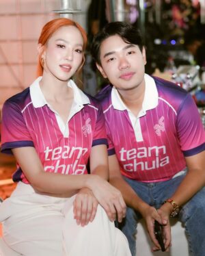 Mintita Wattanakul Instagram - วันก่อนครับ ได้ทำพิธีกรคู่กับจารย์กรีนครับ @gareengreenaf7 
ฝาก #Mintที่เป็นพิธีกร #supportผู้หญิงคนนี้หน่อยได้มั้ยคะ 
วันนี้ทีมจุฬาฯ มาขึ้นแสตนฝั่งจุฬาฯที่สนามศุภชลาศัย(ประตู18)กันเยอะๆนะค้าาา🫶🏻 #ChulaBakaBegins