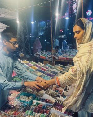 Mira Sethi Instagram - چاند کا اعلان ہوتے ہی خواتین بازاروں کا رخ کرتی ہیں۔ 

🌙 

Lahore vibing!