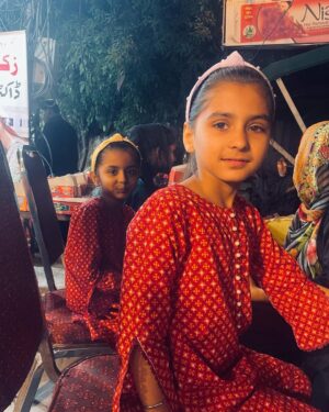 Mira Sethi Instagram - چاند کا اعلان ہوتے ہی خواتین بازاروں کا رخ کرتی ہیں۔ 

🌙 

Lahore vibing!