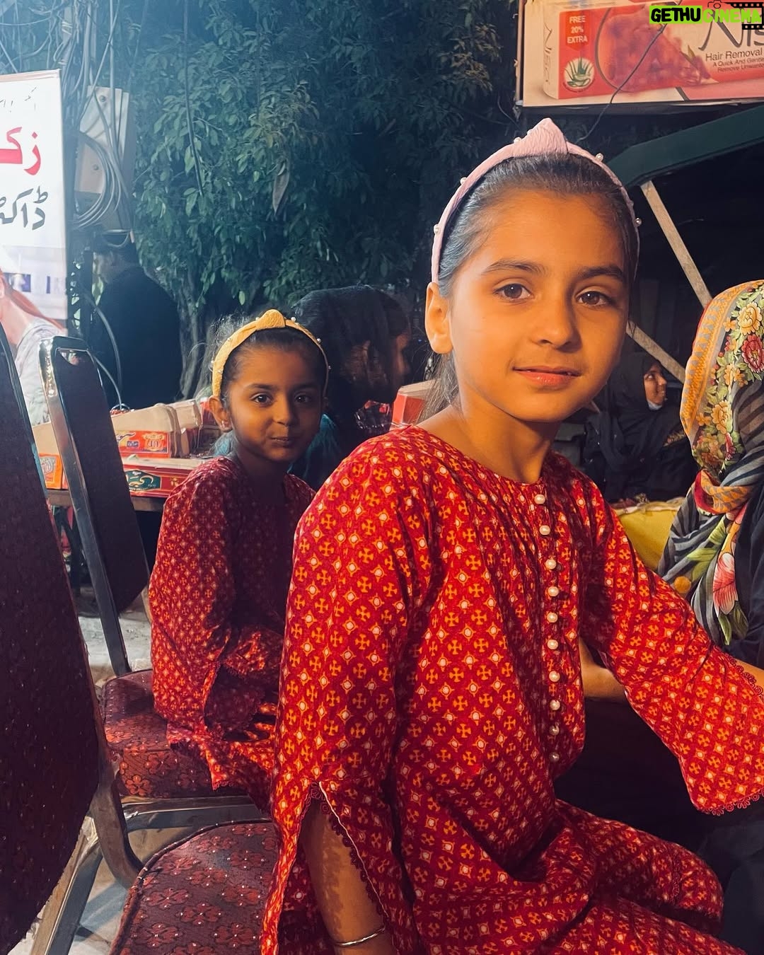 Mira Sethi - 5.1K Likes - چاند کا اعلان ہوتے ہی خواتین بازاروں کا رخ کرتی ہیں۔
🌙
Lahore vibing!