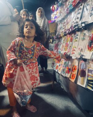 Mira Sethi Instagram - چاند کا اعلان ہوتے ہی خواتین بازاروں کا رخ کرتی ہیں۔ 

🌙 

Lahore vibing!