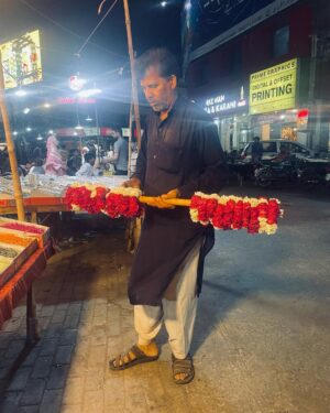 Mira Sethi Instagram - چاند کا اعلان ہوتے ہی خواتین بازاروں کا رخ کرتی ہیں۔ 

🌙 

Lahore vibing!