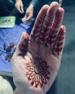 Mira Sethi Instagram - چاند کا اعلان ہوتے ہی خواتین بازاروں کا رخ کرتی ہیں۔ 

🌙 

Lahore vibing!