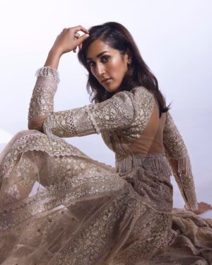 Mira Sethi Instagram - aap screen pe bohat healthy lagti hain 🌹🔪🌹🔪 🌹🔪🌹

@zainhashmiofficial 
📸: @mngopro 
💄: @saimabargfrede