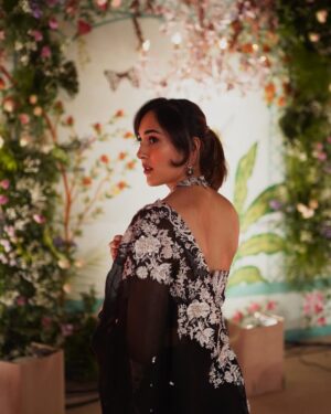 Mira Sethi Instagram - fans are angry 🙈

👗: @saranajum.couture

#fashion #saranajumcouture #blackandwhite #pakistanifashion