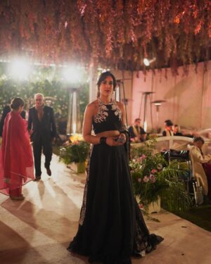 Mira Sethi Instagram - fans are angry 🙈

👗: @saranajum.couture

#fashion #saranajumcouture #blackandwhite #pakistanifashion