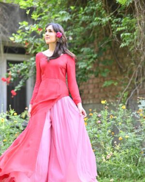 Mira Sethi Instagram - 1. Me being cute 

2. Samiya modelling for Tanya’s documentary. Choreography and confidence-building by Phupho 

3. Gul Apa watching Fazi and Meenu flirting in the garden

4. Baidi gets a glow-up. Photography by Mooroo, hired by Amanullah 

5. Me being cute 

 عید مبارک! 

@m_aliagha : ‎فوٹو

officialfahadhussayn: 👗

#eid #mirasethi #kuchankahi