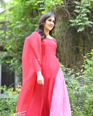 Mira Sethi Instagram - 1. Me being cute 

2. Samiya modelling for Tanya’s documentary. Choreography and confidence-building by Phupho 

3. Gul Apa watching Fazi and Meenu flirting in the garden

4. Baidi gets a glow-up. Photography by Mooroo, hired by Amanullah 

5. Me being cute 

 عید مبارک! 

@m_aliagha : ‎فوٹو

officialfahadhussayn: 👗

#eid #mirasethi #kuchankahi