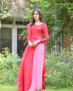 Mira Sethi Instagram - 1. Me being cute 

2. Samiya modelling for Tanya’s documentary. Choreography and confidence-building by Phupho 

3. Gul Apa watching Fazi and Meenu flirting in the garden

4. Baidi gets a glow-up. Photography by Mooroo, hired by Amanullah 

5. Me being cute 

 عید مبارک! 

@m_aliagha : ‎فوٹو

officialfahadhussayn: 👗

#eid #mirasethi #kuchankahi