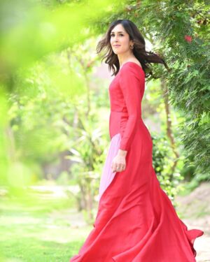 Mira Sethi Instagram - 1. Me being cute 

2. Samiya modelling for Tanya’s documentary. Choreography and confidence-building by Phupho 

3. Gul Apa watching Fazi and Meenu flirting in the garden

4. Baidi gets a glow-up. Photography by Mooroo, hired by Amanullah 

5. Me being cute 

 عید مبارک! 

@m_aliagha : ‎فوٹو

officialfahadhussayn: 👗

#eid #mirasethi #kuchankahi