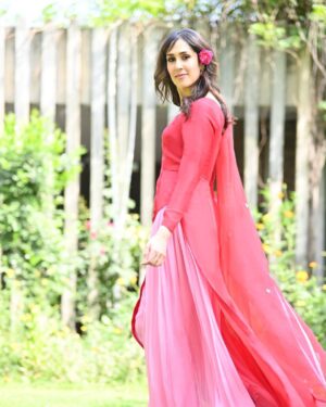 Mira Sethi Instagram - 1. Me being cute 

2. Samiya modelling for Tanya’s documentary. Choreography and confidence-building by Phupho 

3. Gul Apa watching Fazi and Meenu flirting in the garden

4. Baidi gets a glow-up. Photography by Mooroo, hired by Amanullah 

5. Me being cute 

 عید مبارک! 

@m_aliagha : ‎فوٹو

officialfahadhussayn: 👗

#eid #mirasethi #kuchankahi