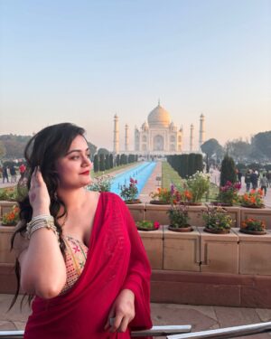 Miss Pinky Instagram - Kuch toh baat thi mohabbat me 
Vrna ek lash ke liye koi taj mahal na bnata!❤️🕌

:
#reelitfeelit #explorepage✨ #fypシ゚ #tajmahalagra #tajmahalpalace #agra #agrametro #fatehpursikri