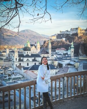 Mitali Mayekar Instagram - What ‘falling in love with the city’ looks like…❤️
#salzburg #austria #explore #europe2025 #vacaymode #travel #tinypanda