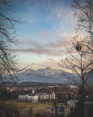 Mitali Mayekar Instagram - What ‘falling in love with the city’ looks like…❤️
#salzburg #austria #explore #europe2025 #vacaymode #travel #tinypanda
