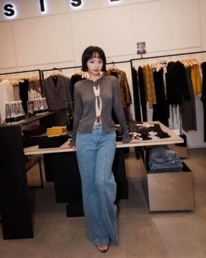 Miu Le Instagram - Chúc mừng thương hiệu Ý SISLEY @sisley_vietnam khai trương cửa hàng thứ 3. Cửa hàng mới đẹp và hoành tráng, 10 đỉm. Tất cả đều trưng bày những thiết kế mới nhất trong bộ sưu tập thu đông. Cảm ơn SISLEY vì buổi tối tuyệt vời. Ai mê thời trang Ý có vibe giống vậy thì phải ghé SISLEY ngay nheng💞💞💞

#SISLEY #SISLEYITALY #ITALY