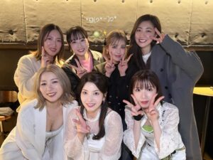 Miyabi Natsuyaki Instagram - 🍈🫶🏻💚‎‧₊˚ 

きのうは445ナイトに初参戦💚
YOSHIKO先生ハロプロ振り付け25周年
おめでとうございます✨

先生が今まで振り付けしてきた
楽曲が盛りだくさんでちょ〜楽しかった✨
書きたいことがありすぎるんだけど
なるべくコンパクトに
まとめるつもりʚ̴̶̷.ʚ̴̶̷̥̀

Berryz工房のデビュー曲である
『あなたなしでは生きてゆけない』の振り付けが
YOSHIKO先生だったので思い出がいっぱいあって
まさか445ナイトのセトリの中に今回
含まれてると思っていなかったので
曲が流れた時の鳥肌やばかった〜🥹🥹🥹

当時の私たちは小学生だったので
その時の私たちにできなかった振りなどもあって
本当はこんな感じに仕上げたかった😂
って事とか、、笑
つんく♂さんとの裏話も聞けたりして
当時は知らなかったことが色々と聞けたのも
すごくうれしかったです💛
終わったあとに先生が今日来てくれて
よかったよ〜って♡
2日間やっていて前の日のセトリには
入ってなかったらしくタイミングが
良すぎる〜って喜んでくれてました☺️♡
子供の頃からずっとお世話になっていて
今でもこうして繋がれている事に感謝してます♡

先生の作り出すインパクトのあるダイナミックな
振り付けが大好き民なのでこれからも先生の振り付け
楽しみにしてますね♡
そしていつかベリも445ナイトに
参加させてください💖

そしてメロン記念日お姉さまですよ〜💚✨
最高💕最高💕最高💕
泣きました😭ིྀ
もうシンプルに好きな楽曲が
多すぎる♡🍈

香水、、、
やっべーぞ💕💕
この曲は私がデビューする前の
課題曲でもあったので
思い出がありすぎるんですよー🥹
イントロ流れると鳥肌〜〜💖
あゆみっち先輩の歌い出しで
感動で涙涙でした😭ིྀ💖
とにかく私はメロンさんが大好きって
事を伝えたかったです♡

ゆきさんもお久しぶりに
お会いできました💕
ずーっとあいたかった先輩♡⸝⸝⸝⸝
関係者席に˚*.꒰ゆきどん꒱.*˚って書いてあって
まーさーかぁぁぁぁ〜😳😳😳
ってゆきさん来る前かなり
ドキドキしてました💕
またすぐあいたい〜🎀

めせもあのみなさんとも久々にお会いしました✨
ぶち上げなパフォーマンス最高っっっ✨✨
めせもあファンの皆さんのコールと声援も
ほんとすごくてYOSHIKOちゃ〜ん♡って
呼んでもらってた先生がうらやましかった〜🤣💕
私も黄色い声援浴びたくなっちゃった💕💕

おわり〜🐶

#445ナイト 
#メロン記念日 
#めせもあ
#berryz工房
#長生きして♡ 🤭