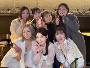 Miyabi Natsuyaki Instagram - 🍈🫶🏻💚‎‧₊˚ 

きのうは445ナイトに初参戦💚
YOSHIKO先生ハロプロ振り付け25周年
おめでとうございます✨

先生が今まで振り付けしてきた
楽曲が盛りだくさんでちょ〜楽しかった✨
書きたいことがありすぎるんだけど
なるべくコンパクトに
まとめるつもりʚ̴̶̷.ʚ̴̶̷̥̀

Berryz工房のデビュー曲である
『あなたなしでは生きてゆけない』の振り付けが
YOSHIKO先生だったので思い出がいっぱいあって
まさか445ナイトのセトリの中に今回
含まれてると思っていなかったので
曲が流れた時の鳥肌やばかった〜🥹🥹🥹

当時の私たちは小学生だったので
その時の私たちにできなかった振りなどもあって
本当はこんな感じに仕上げたかった😂
って事とか、、笑
つんく♂さんとの裏話も聞けたりして
当時は知らなかったことが色々と聞けたのも
すごくうれしかったです💛
終わったあとに先生が今日来てくれて
よかったよ〜って♡
2日間やっていて前の日のセトリには
入ってなかったらしくタイミングが
良すぎる〜って喜んでくれてました☺️♡
子供の頃からずっとお世話になっていて
今でもこうして繋がれている事に感謝してます♡

先生の作り出すインパクトのあるダイナミックな
振り付けが大好き民なのでこれからも先生の振り付け
楽しみにしてますね♡
そしていつかベリも445ナイトに
参加させてください💖

そしてメロン記念日お姉さまですよ〜💚✨
最高💕最高💕最高💕
泣きました😭ིྀ
もうシンプルに好きな楽曲が
多すぎる♡🍈

香水、、、
やっべーぞ💕💕
この曲は私がデビューする前の
課題曲でもあったので
思い出がありすぎるんですよー🥹
イントロ流れると鳥肌〜〜💖
あゆみっち先輩の歌い出しで
感動で涙涙でした😭ིྀ💖
とにかく私はメロンさんが大好きって
事を伝えたかったです♡

ゆきさんもお久しぶりに
お会いできました💕
ずーっとあいたかった先輩♡⸝⸝⸝⸝
関係者席に˚*.꒰ゆきどん꒱.*˚って書いてあって
まーさーかぁぁぁぁ〜😳😳😳
ってゆきさん来る前かなり
ドキドキしてました💕
またすぐあいたい〜🎀

めせもあのみなさんとも久々にお会いしました✨
ぶち上げなパフォーマンス最高っっっ✨✨
めせもあファンの皆さんのコールと声援も
ほんとすごくてYOSHIKOちゃ〜ん♡って
呼んでもらってた先生がうらやましかった〜🤣💕
私も黄色い声援浴びたくなっちゃった💕💕

おわり〜🐶

#445ナイト 
#メロン記念日 
#めせもあ
#berryz工房
#長生きして♡ 🤭