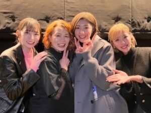 Miyabi Natsuyaki Instagram - 🍈🫶🏻💚‎‧₊˚ 

きのうは445ナイトに初参戦💚
YOSHIKO先生ハロプロ振り付け25周年
おめでとうございます✨

先生が今まで振り付けしてきた
楽曲が盛りだくさんでちょ〜楽しかった✨
書きたいことがありすぎるんだけど
なるべくコンパクトに
まとめるつもりʚ̴̶̷.ʚ̴̶̷̥̀

Berryz工房のデビュー曲である
『あなたなしでは生きてゆけない』の振り付けが
YOSHIKO先生だったので思い出がいっぱいあって
まさか445ナイトのセトリの中に今回
含まれてると思っていなかったので
曲が流れた時の鳥肌やばかった〜🥹🥹🥹

当時の私たちは小学生だったので
その時の私たちにできなかった振りなどもあって
本当はこんな感じに仕上げたかった😂
って事とか、、笑
つんく♂さんとの裏話も聞けたりして
当時は知らなかったことが色々と聞けたのも
すごくうれしかったです💛
終わったあとに先生が今日来てくれて
よかったよ〜って♡
2日間やっていて前の日のセトリには
入ってなかったらしくタイミングが
良すぎる〜って喜んでくれてました☺️♡
子供の頃からずっとお世話になっていて
今でもこうして繋がれている事に感謝してます♡

先生の作り出すインパクトのあるダイナミックな
振り付けが大好き民なのでこれからも先生の振り付け
楽しみにしてますね♡
そしていつかベリも445ナイトに
参加させてください💖

そしてメロン記念日お姉さまですよ〜💚✨
最高💕最高💕最高💕
泣きました😭ིྀ
もうシンプルに好きな楽曲が
多すぎる♡🍈

香水、、、
やっべーぞ💕💕
この曲は私がデビューする前の
課題曲でもあったので
思い出がありすぎるんですよー🥹
イントロ流れると鳥肌〜〜💖
あゆみっち先輩の歌い出しで
感動で涙涙でした😭ིྀ💖
とにかく私はメロンさんが大好きって
事を伝えたかったです♡

ゆきさんもお久しぶりに
お会いできました💕
ずーっとあいたかった先輩♡⸝⸝⸝⸝
関係者席に˚*.꒰ゆきどん꒱.*˚って書いてあって
まーさーかぁぁぁぁ〜😳😳😳
ってゆきさん来る前かなり
ドキドキしてました💕
またすぐあいたい〜🎀

めせもあのみなさんとも久々にお会いしました✨
ぶち上げなパフォーマンス最高っっっ✨✨
めせもあファンの皆さんのコールと声援も
ほんとすごくてYOSHIKOちゃ〜ん♡って
呼んでもらってた先生がうらやましかった〜🤣💕
私も黄色い声援浴びたくなっちゃった💕💕

おわり〜🐶

#445ナイト 
#メロン記念日 
#めせもあ
#berryz工房
#長生きして♡ 🤭