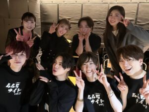 Miyabi Natsuyaki Instagram - 🍈🫶🏻💚‎‧₊˚ 

きのうは445ナイトに初参戦💚
YOSHIKO先生ハロプロ振り付け25周年
おめでとうございます✨

先生が今まで振り付けしてきた
楽曲が盛りだくさんでちょ〜楽しかった✨
書きたいことがありすぎるんだけど
なるべくコンパクトに
まとめるつもりʚ̴̶̷.ʚ̴̶̷̥̀

Berryz工房のデビュー曲である
『あなたなしでは生きてゆけない』の振り付けが
YOSHIKO先生だったので思い出がいっぱいあって
まさか445ナイトのセトリの中に今回
含まれてると思っていなかったので
曲が流れた時の鳥肌やばかった〜🥹🥹🥹

当時の私たちは小学生だったので
その時の私たちにできなかった振りなどもあって
本当はこんな感じに仕上げたかった😂
って事とか、、笑
つんく♂さんとの裏話も聞けたりして
当時は知らなかったことが色々と聞けたのも
すごくうれしかったです💛
終わったあとに先生が今日来てくれて
よかったよ〜って♡
2日間やっていて前の日のセトリには
入ってなかったらしくタイミングが
良すぎる〜って喜んでくれてました☺️♡
子供の頃からずっとお世話になっていて
今でもこうして繋がれている事に感謝してます♡

先生の作り出すインパクトのあるダイナミックな
振り付けが大好き民なのでこれからも先生の振り付け
楽しみにしてますね♡
そしていつかベリも445ナイトに
参加させてください💖

そしてメロン記念日お姉さまですよ〜💚✨
最高💕最高💕最高💕
泣きました😭ིྀ
もうシンプルに好きな楽曲が
多すぎる♡🍈

香水、、、
やっべーぞ💕💕
この曲は私がデビューする前の
課題曲でもあったので
思い出がありすぎるんですよー🥹
イントロ流れると鳥肌〜〜💖
あゆみっち先輩の歌い出しで
感動で涙涙でした😭ིྀ💖
とにかく私はメロンさんが大好きって
事を伝えたかったです♡

ゆきさんもお久しぶりに
お会いできました💕
ずーっとあいたかった先輩♡⸝⸝⸝⸝
関係者席に˚*.꒰ゆきどん꒱.*˚って書いてあって
まーさーかぁぁぁぁ〜😳😳😳
ってゆきさん来る前かなり
ドキドキしてました💕
またすぐあいたい〜🎀

めせもあのみなさんとも久々にお会いしました✨
ぶち上げなパフォーマンス最高っっっ✨✨
めせもあファンの皆さんのコールと声援も
ほんとすごくてYOSHIKOちゃ〜ん♡って
呼んでもらってた先生がうらやましかった〜🤣💕
私も黄色い声援浴びたくなっちゃった💕💕

おわり〜🐶

#445ナイト 
#メロン記念日 
#めせもあ
#berryz工房
#長生きして♡ 🤭
