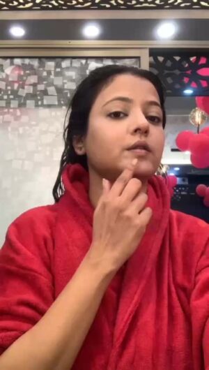 Mizna Waqas Instagram - Ready for shoot 🎥❤️ #myself #makeup @redbymizna 
@miznawaqasofficial
Video 🎥 @maheen_raj06