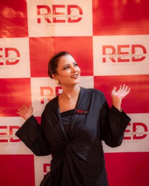 Mizna Waqas Instagram - It Was A wonderful evening for me Alhumdulillah @redbymizna GRAND OPENING It was A huge blessing for me and my Family ❤️ 

I would like to thank @0fficialmahnoorkhan To put the event so smoothly love you beta ❤️ 

Decor @eventsbyharbour 
📸 @weddingsbykhushnood 
Cake @just_baking93 

Supervised by @trickytechagency @0fficialmahnoorkhan 🎉