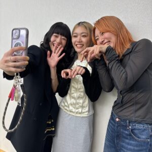 Moeka Shiotsuka Instagram - 25年ここまでのたのしかった　の一部

元日につくったおゆまる
まえちゃんの瞑想講座
アレックソス
ファミレス会
今年の目標
ルイーズブルジョワ
MV撮影
で、行った屋上
ロッキーホラーショーここで5回くらい止まった
ゆりかちゃんがくれた、プロテインバー
GURUGURUいつもたのしい
海の石積み
タイの撮影
タイの犬
Mステ
TTTでかちょにあう
119でか広告発見
烏骨鶏かわいかった
今津景
枝2025

写真はないけど楽しいこともいっぱいあった
ゆりかちゃんの運転する車に初めて乗ったのもﾊｲﾗｲﾄ

いろいろすぐわすれちゃうからおぼえてたい🤳🏻