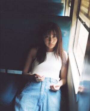 Moka Kamishiraishi Instagram - うれしいお知らせ📢

25歳を記念した写真集『charm charm(チャーム チャーム)』の発売が決定しました。
みなさまのおかげです。いつもありがとう！

5月下旬発売予定です、おたのしみに🌼