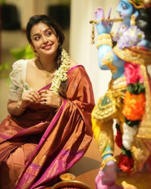 Mokksha Instagram - Celebrating each day with priority made myself a stable woman ..
Women's day wishes 💗 
Captured by @rajaneesh_vk 
Wearing @chakitha_designs @janaki_remya 
Special thanks @arunkumar_pk2410 @suraghsurendhran 
#mokksha #born #queen #guruvayoor #visit