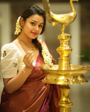 Mokksha Instagram - Celebrating each day with priority made myself a stable woman ..
Women's day wishes 💗 
Captured by @rajaneesh_vk 
Wearing @chakitha_designs @janaki_remya 
Special thanks @arunkumar_pk2410 @suraghsurendhran 
#mokksha #born #queen #guruvayoor #visit
