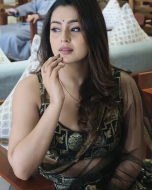 Mokksha Instagram - Black 🖤 🖤 🖤 🖤 
Candid mobilography by @lijojacob_lijac 
Kozhikode @tetlamotors time
#mokksha #born #queen #lehenga #traditional