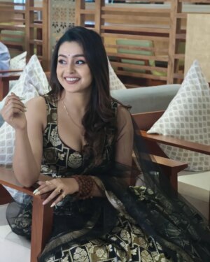 Mokksha Instagram - Black 🖤 🖤 🖤 🖤 
Candid mobilography by @lijojacob_lijac 
Kozhikode @tetlamotors time
#mokksha #born #queen #lehenga #traditional