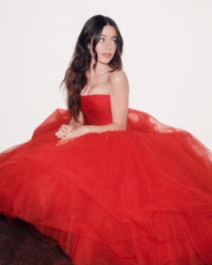 Molly Gordon Instagram - I like to sit down and also stand up