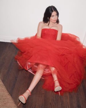 Molly Gordon Instagram - I like to sit down and also stand up