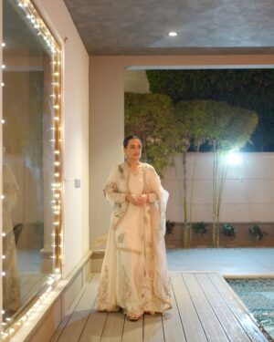 Momal Sheikh Instagram - Celebrating love just love 🤍🌻

Uff this beautiful outfit is by @mariaasajjadofficial 
Makeup & Hair by me 💁‍♀️ (I don’t know why)
Stunning photography by @takesbytwo