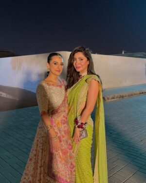 Momal Sheikh Instagram - Ish hai yeh ishq hai… 💖🌸

Wearing my fav @farahtalibaziz 
Stunning Earrings and tikka @allurebymht 
Makeup & Hair @nabila @nirmal_wadherofficial @bellapaulhairstylist 
Photography @takesbytwo @burhanpal