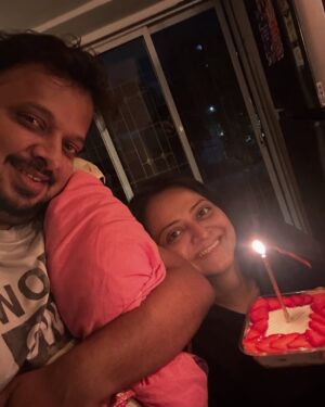 Monika Dabade Instagram - यावेळी फक्त तारीख नाही बदलली.. बाकी बरंच काही बदललंय.. या सगळ्या आव्हानात्मक बदलांना अत्यंत हिमतीनं सामोरं जाण्याची ताकद तुझ्यात आहेच.. फक्त त्या ताकदीचा पुरेपूर वापर करण्यासाठी पुरेशी झोप आवश्यक आहे.. यंदा तुला पुरेपूर शांत झोप मिळो हीच शुभेच्छा.. 
Many many happy returns of the day Monika #🍼🥛🍼🥛
🌹💐🌸🌷