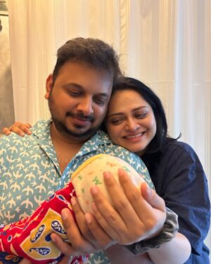 Monika Dabade Instagram - दाहीदिशांतून कशी नांदी झाली हो...
गोड गोजिरी साजिरी मुलगी झाली हो...
.
आणि नवे पर्व सुरु ...
15.03.2025 🐣
Pc:- @priyankadabade 
.
.
.
#photooftheday #instagram #instagood #instamood #instalike #instalove #monikadabdade