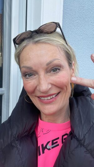 Monika Gruber Instagram - Es huift ja nix! 🙃

#monikagruber #comeback #tour #eshuiftjanix