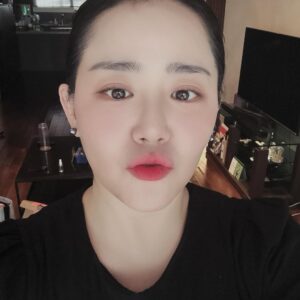 Moon Geun-young Instagram - ⠀⠀⠀⠀⠀⠀⠀⠀⠀⠀⠀⠀⠀⠀⠀⠀
오랜만에 셀프 메이크업🌟
꺄~~~~~~😆

#어색어색 #신남신남
#Day3453💋