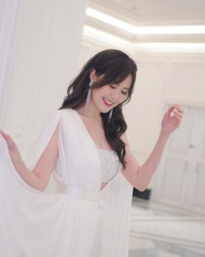 Moon Lau Instagram - 我喜歡 帶點微笑
收集雲朵 且聽風吟
時光清淺 歲月悠長♥️

Makeup by @angelashum @angelashummakeup 
Hair by @ms.mattlau @mattlau_makeup 
Dress by @victorchanstudio 
Accessories by @crisathena_paris