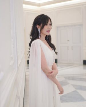 Moon Lau Instagram - 我喜歡 帶點微笑
收集雲朵 且聽風吟
時光清淺 歲月悠長♥️

Makeup by @angelashum @angelashummakeup 
Hair by @ms.mattlau @mattlau_makeup 
Dress by @victorchanstudio 
Accessories by @crisathena_paris