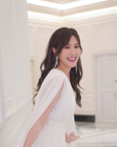 Actress Moon Lau HD Photos and Wallpapers January 2025