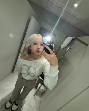 Moon Sua Instagram - 거울셀카를 좋아하는 편📸