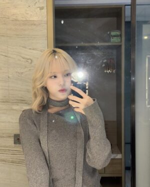 Moon Sua Instagram - 거울셀카를 좋아하는 편📸