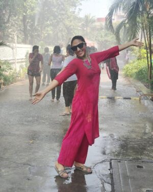 Mouli Ganguly Instagram - The one day when skincare, haircare, and outfit choices just don’t matter anymore 🤭

Happy Holi 🌸

#Holi #HoliVibes #Fun #HoliFestivalOfColours #Gulaal #SeeYouLater