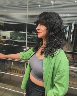 Mrinmayee Godbole Instagram - Never have I ever - let my hairstylist give me bangs!
And ‘bang bang’ she shot me down - @aabhapusalkar 
Such a ball i had at @avedaxnykaa.salon.mumbai getting schmoozed by a heavenly hair spa, catching up over chai  followed by a choppity chop chop!! 
Frisson du friseur 🐙
#curlybangs #friseur #avedaxnykaainmumbai #haircut