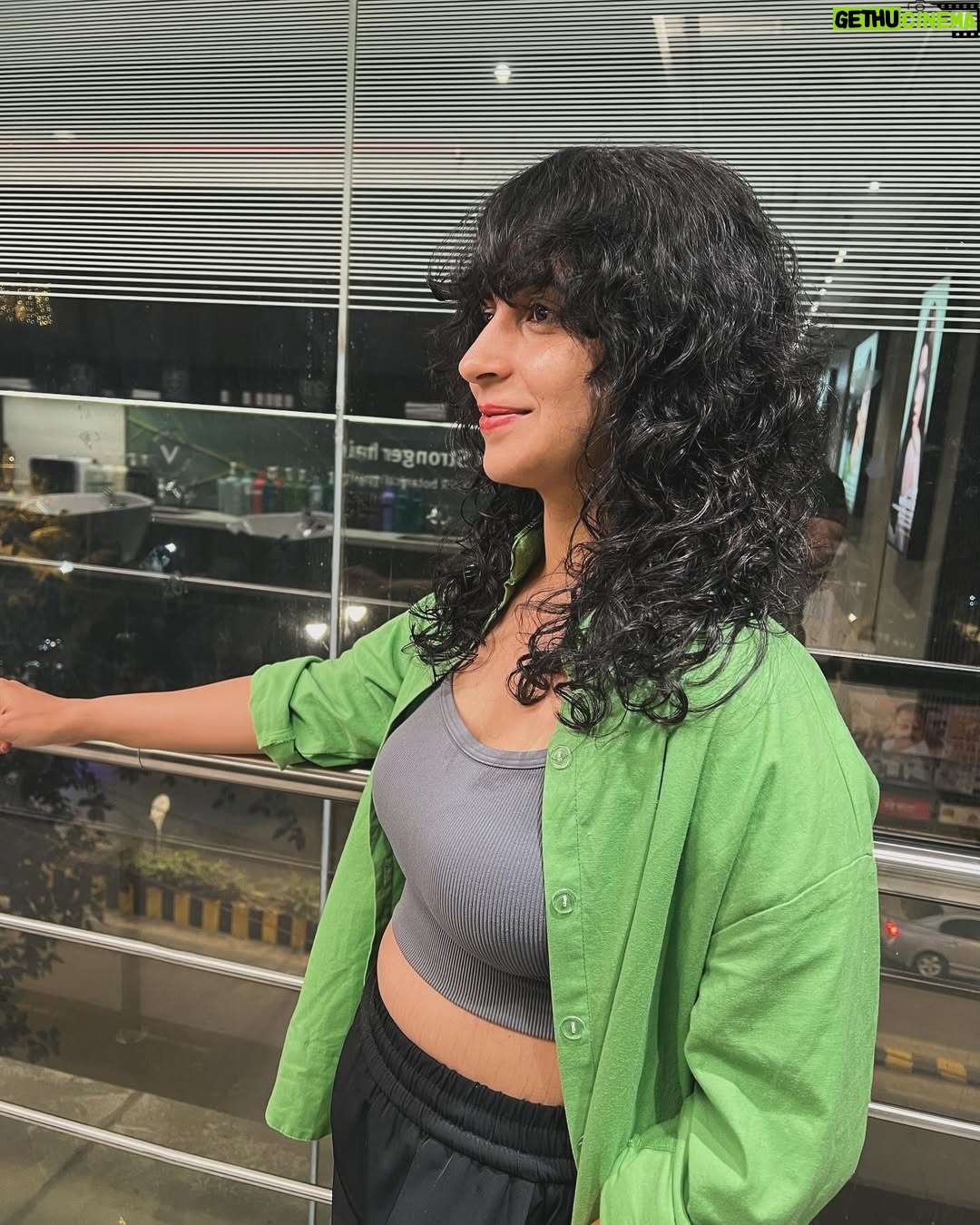 Mrinmayee Godbole - 4.4K Likes - Never have I ever - let my hairstylist give me bangs!
And ‘bang bang’ she shot me down - @aabhapusalkar
Such a ball i had at @avedaxnykaa.salon.mumbai getting schmoozed by a heavenly hair spa, catching up over chai followed by a choppity chop chop!!
Frisson du friseur 🐙
#curlybangs #friseur #avedaxnykaainmumbai #haircut