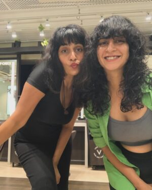 Mrinmayee Godbole Instagram - Never have I ever - let my hairstylist give me bangs!
And ‘bang bang’ she shot me down - @aabhapusalkar 
Such a ball i had at @avedaxnykaa.salon.mumbai getting schmoozed by a heavenly hair spa, catching up over chai  followed by a choppity chop chop!! 
Frisson du friseur 🐙
#curlybangs #friseur #avedaxnykaainmumbai #haircut