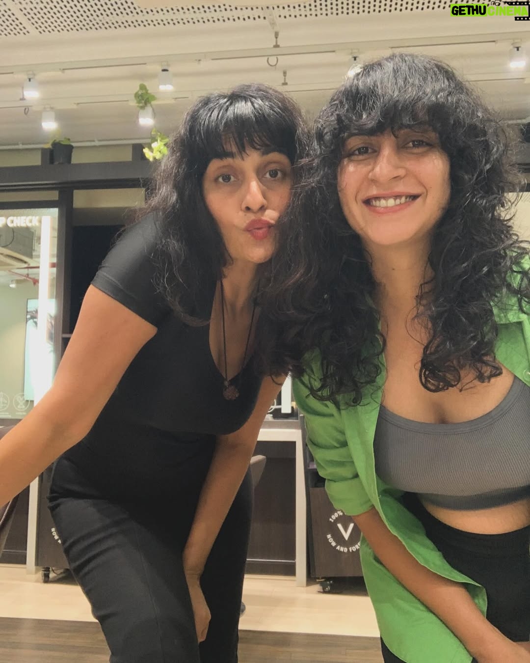 Mrinmayee Godbole - 4.4K Likes - Never have I ever - let my hairstylist give me bangs!
And ‘bang bang’ she shot me down - @aabhapusalkar
Such a ball i had at @avedaxnykaa.salon.mumbai getting schmoozed by a heavenly hair spa, catching up over chai followed by a choppity chop chop!!
Frisson du friseur 🐙
#curlybangs #friseur #avedaxnykaainmumbai #haircut